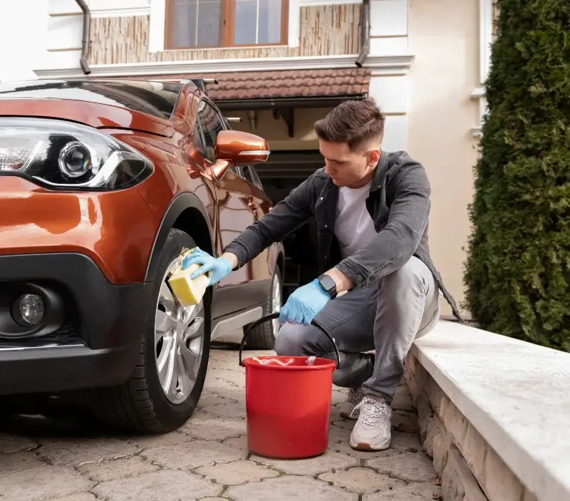 Lavage auto à domicile Heimersdorf : professionnel intervenant sur un véhicule